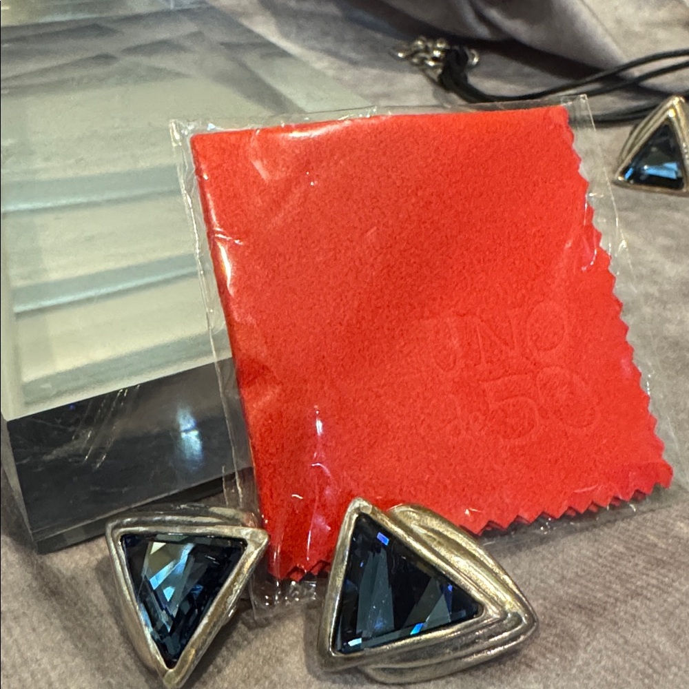 Uno de 50 Triangular Blue Stone Pierced Earrings - Picture 2 of 4